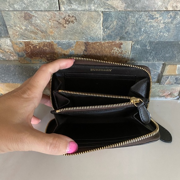 Authentic Burberry Haymarket check wallet - Picture 3 of 3